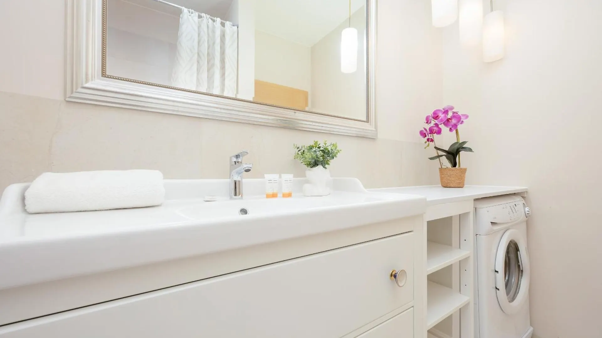 Wyjatkowy Apartament Z 3 Sypialniami I Balkonem By Noclegi Renters Warsaw