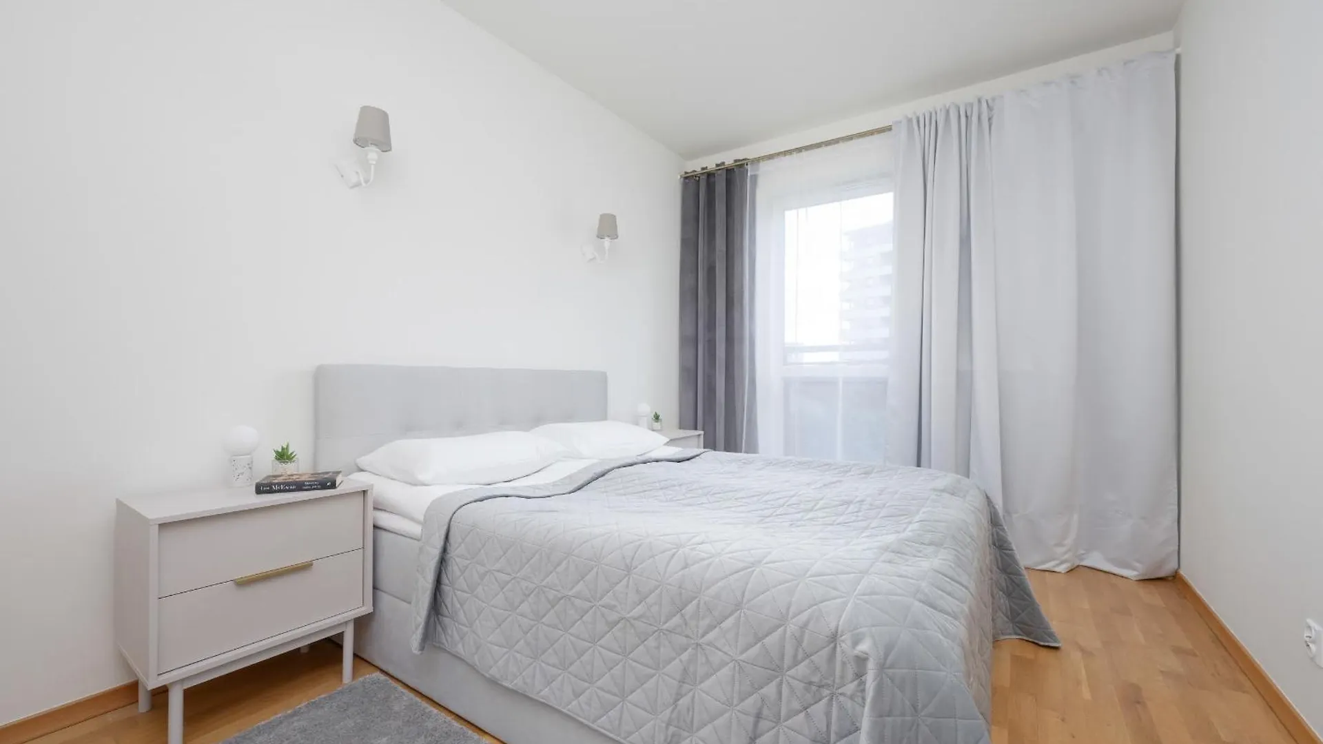 Wyjatkowy Apartament Z 3 Sypialniami I Balkonem By Noclegi Renters Warsaw Poland