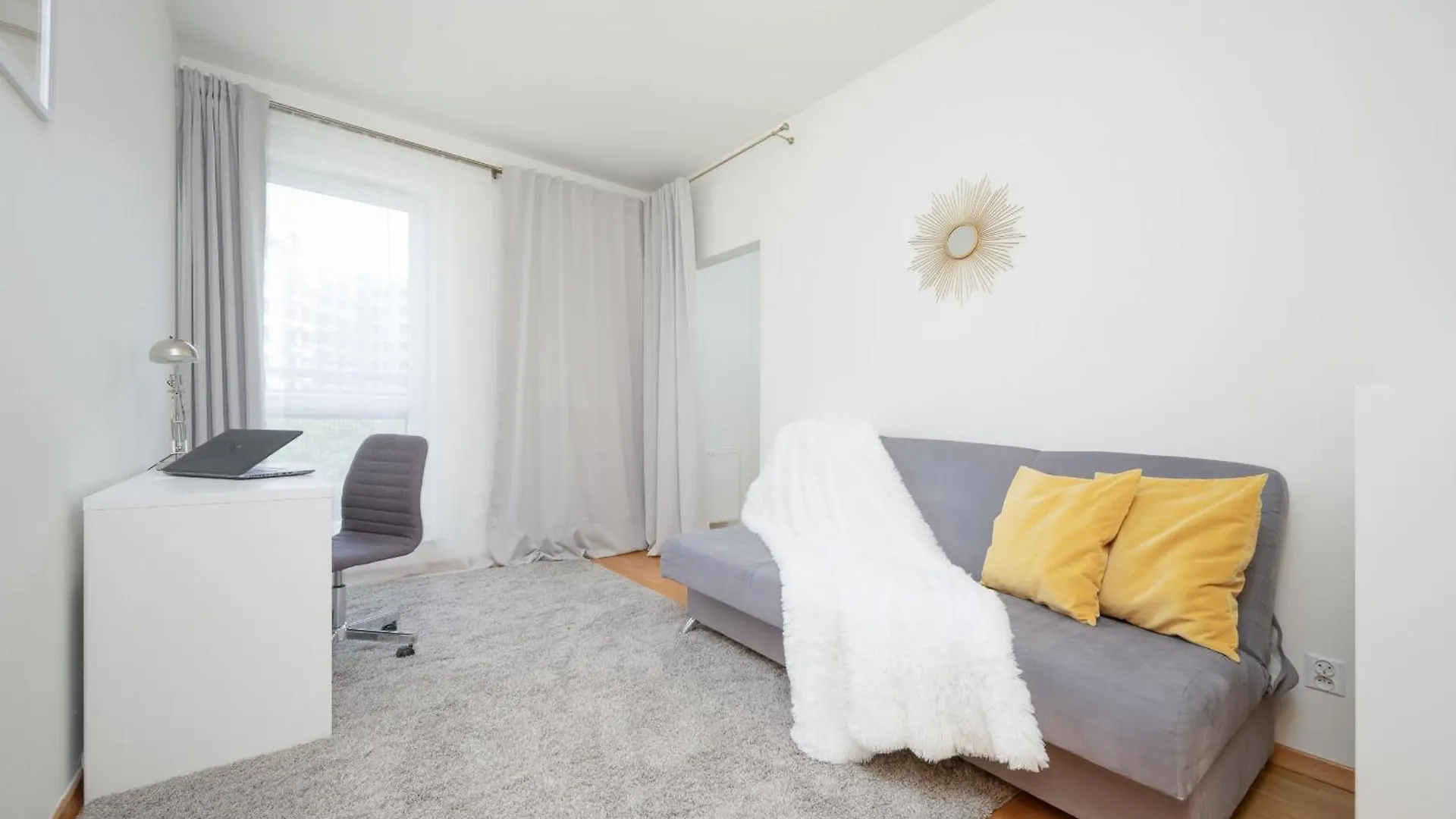 Wyjatkowy Apartament Z 3 Sypialniami I Balkonem By Noclegi Renters Warsaw